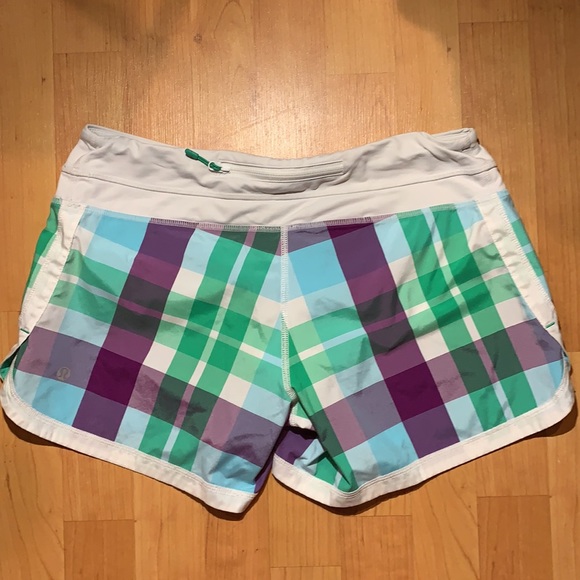 Lululemon Speed Up Mid-Rise 4 inch short, size 8 - Picture 4 of 5